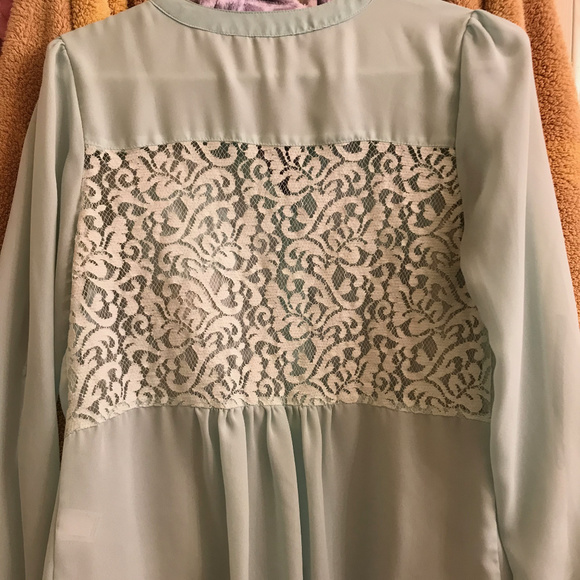 woman's blouse - Picture 2 of 4